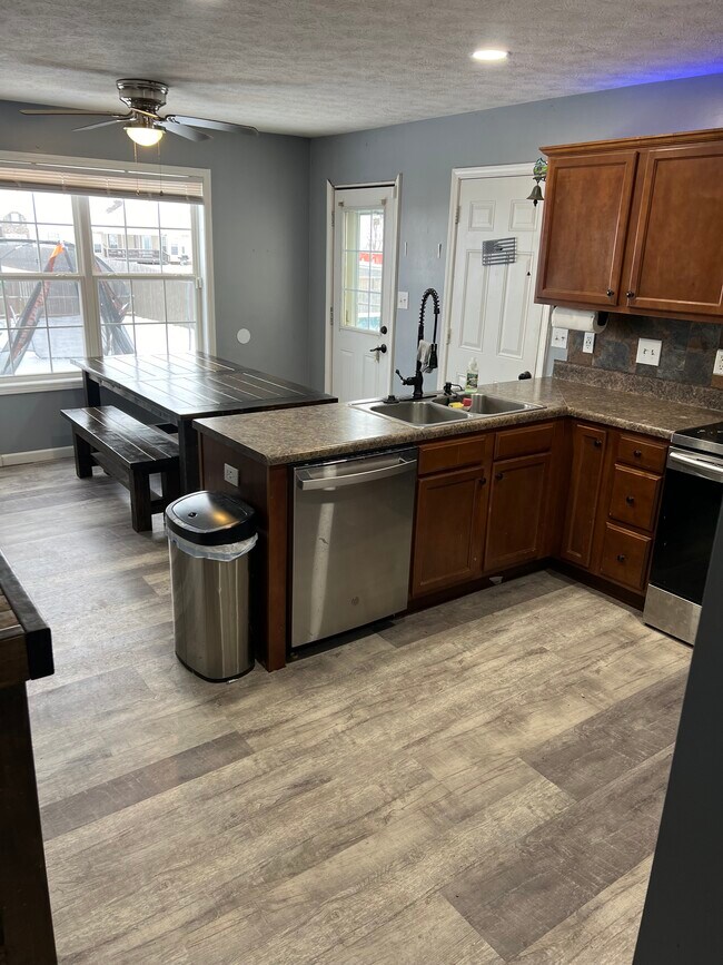 Building Photo - 1044 Cindy Jo Ct