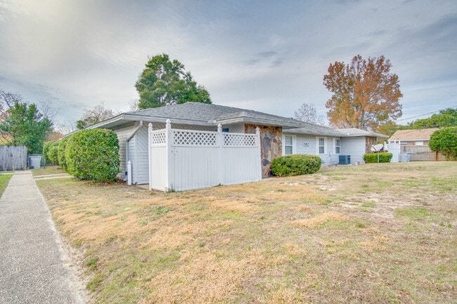 Building Photo - Pet-friendly Spacious Vinyl-Sided 2BR Apartment in Gulf Breeze