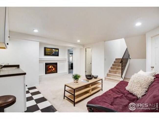 Building Photo - Recently Renovated and Updated 5 BR Townho...