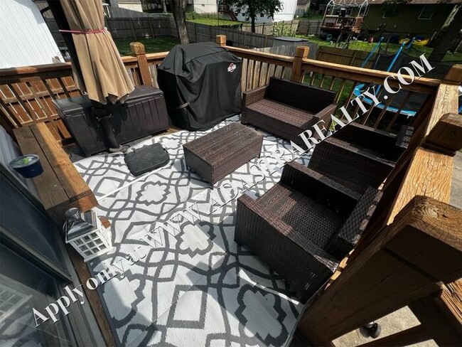 Building Photo - Beautiful 3 Bed/2 Bath Split-Level in Lee'...