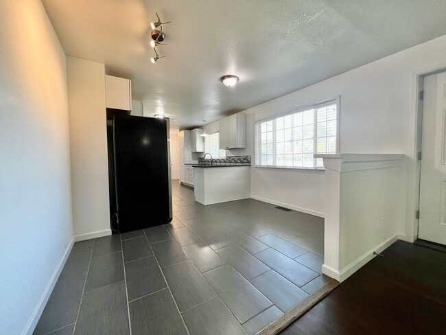 Building Photo - 3 Bedroom, 2 bath house