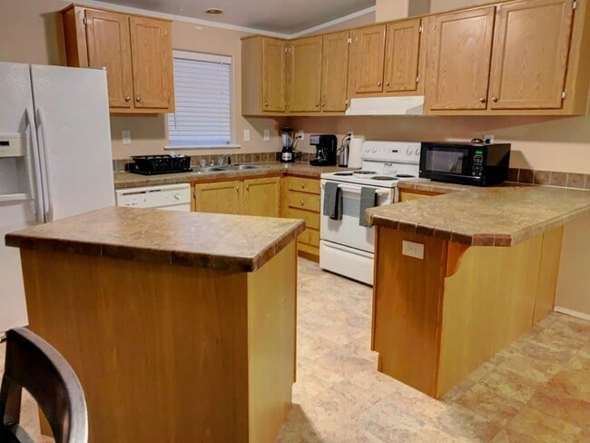 Building Photo - Fully Furnished Nice 3BR/2BA Home
