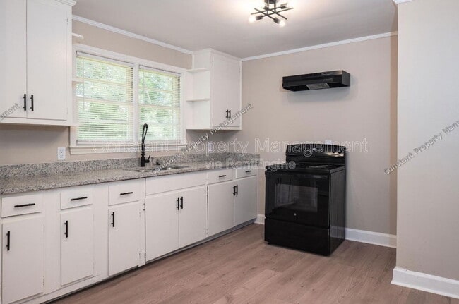 Building Photo - 489 Forest Ave