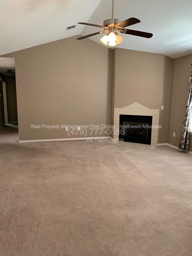 Building Photo - 1612 Cresent St