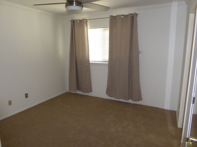 Building Photo - 3 Bedroom Pool Home in Canyon Country!