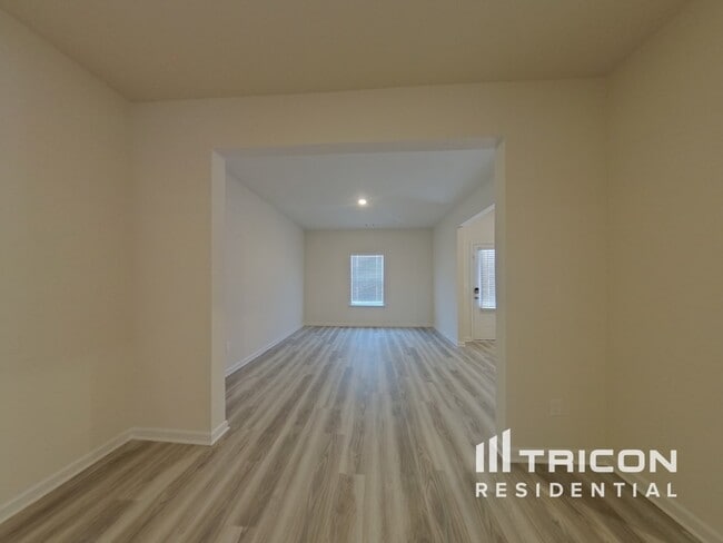 Building Photo - 928 Hesston Dr