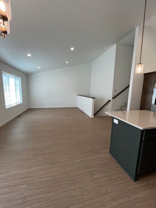 Building Photo - 3 Bed 3 Bath TownHome