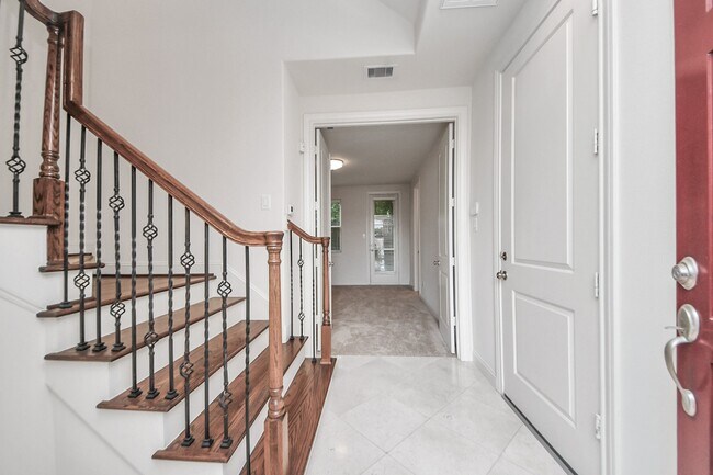 Building Photo - 8926 Lakeshore Bend Dr