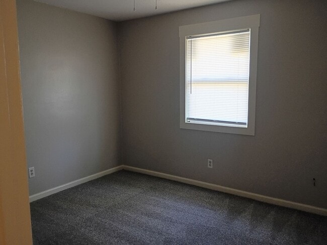 Building Photo - MOVE IN READY