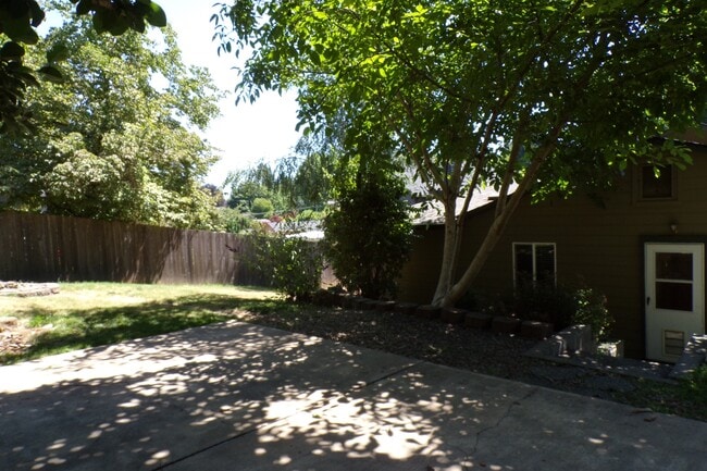 Building Photo - 1420 Dollar St
