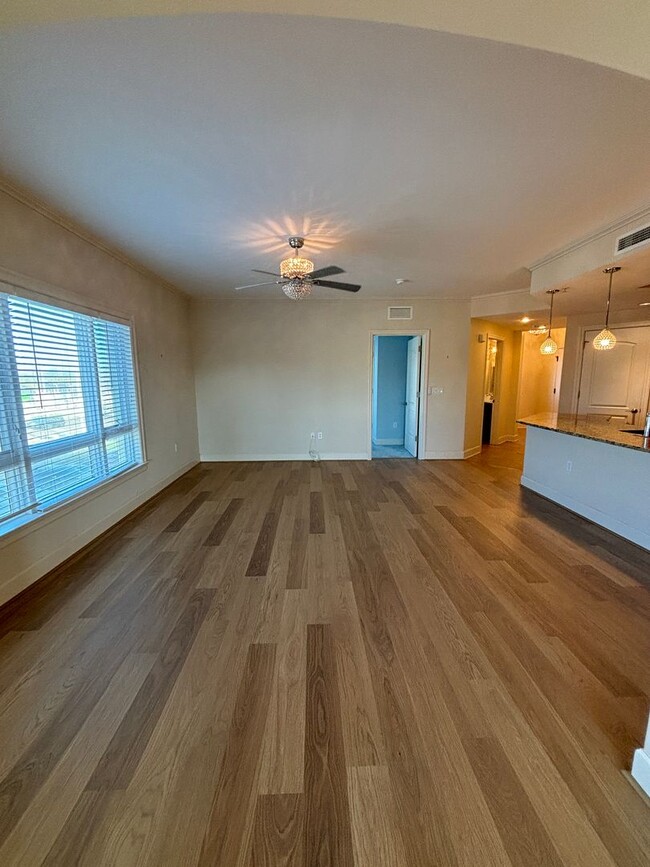 Building Photo - Beautiful Pier Point Condo