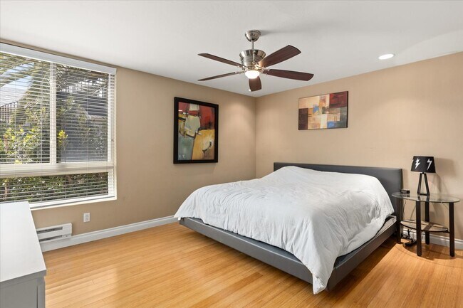 Master Bdrm - 935 Genter St