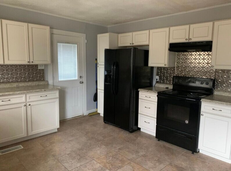 Building Photo - 5008 Schubert Road