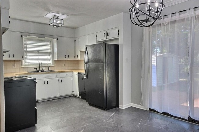 Building Photo - 8306 E Indianapolis St