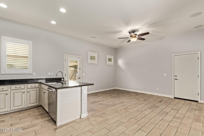Building Photo - 947 E Dumbarton Ave
