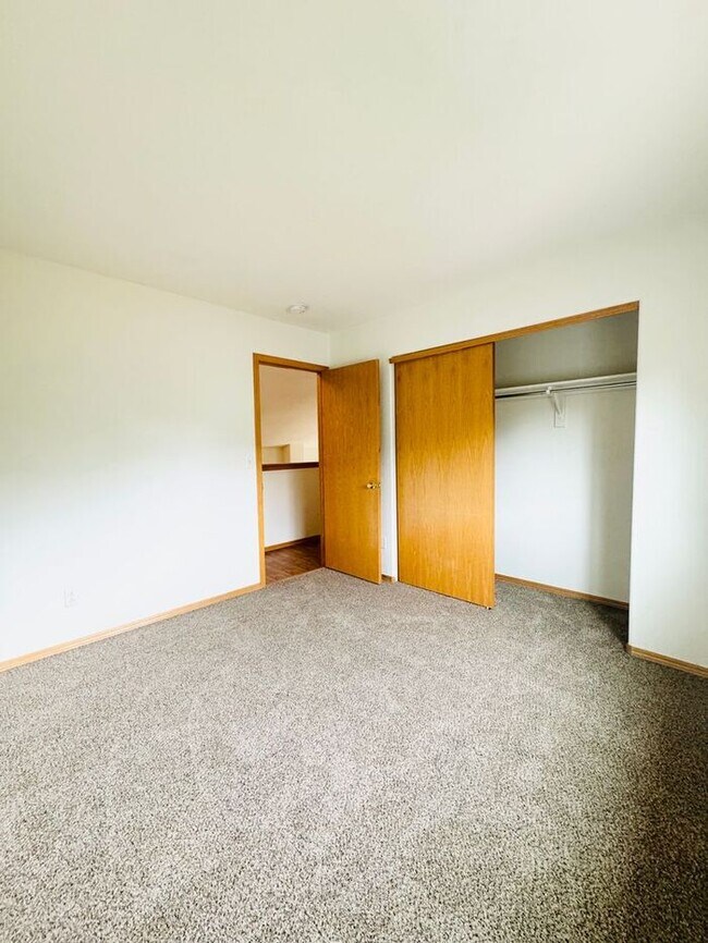 Building Photo - Gorgeous 5 Bedroom 3.5 Bath House with 3 c...