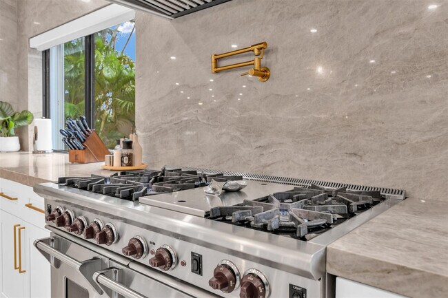 Building Photo - 319 S Riverside Dr