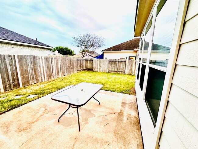 Building Photo - 20747 Pine Rain Ct