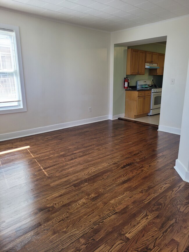 Building Photo - 402 E 18th St