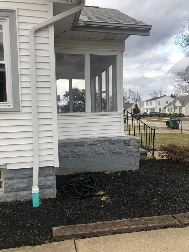 Building Photo - 2 Bedroom home with garage in Mayfield Hts!