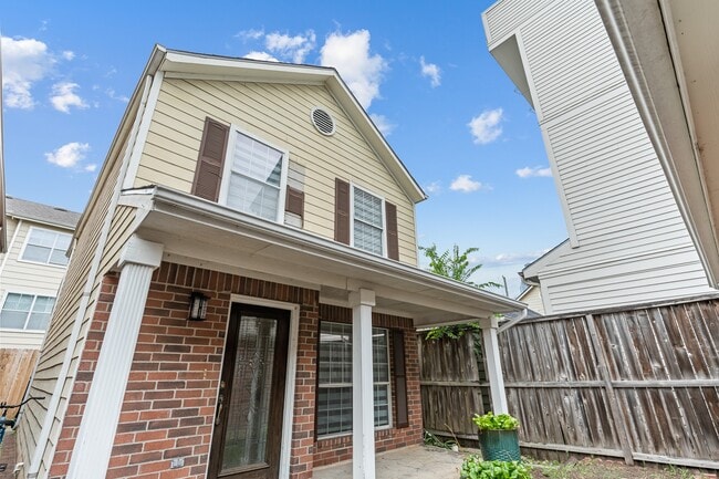 Building Photo - 1008 Robin St
