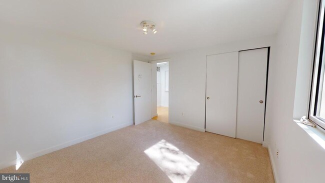 Building Photo - 213 E Raymond Ave