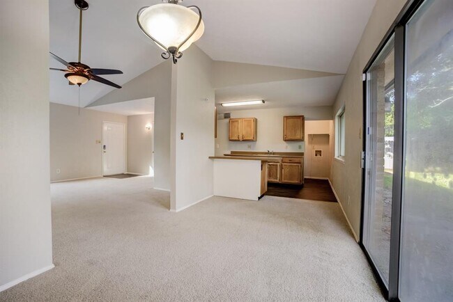 Building Photo - 2822 Canary Ln