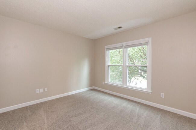 Building Photo - 8 Woodcliff Cir