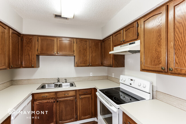 Building Photo - 6741 S Creek Dr