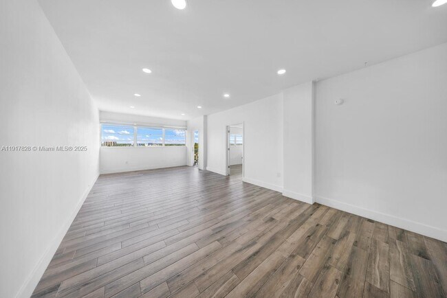 Building Photo - 13155 Ixora Ct