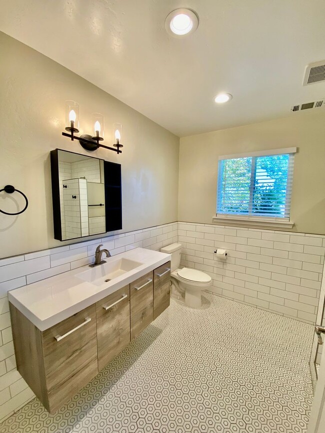 Building Photo - Magnificent Views – 2 Bed, 1 Bath Gem – A ...