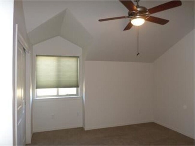 Building Photo - Stunning town home in the Ridgeview Place ...