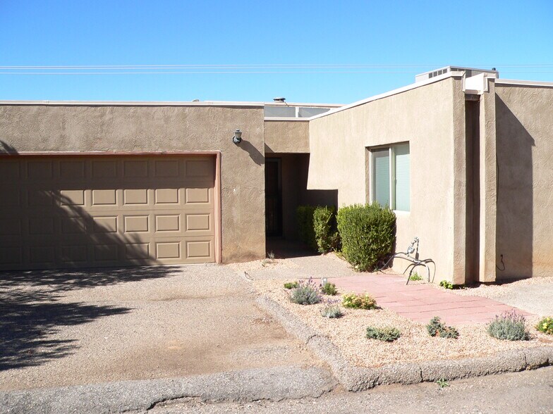Building Photo - 1808 Tramway Terrace Loop NE