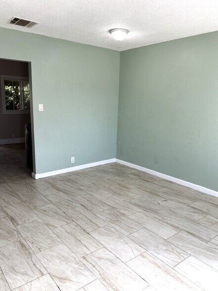 Building Photo - 10832 Mansel Ave