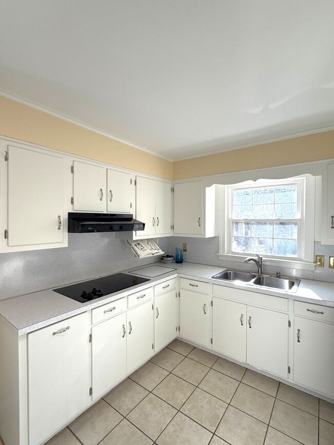 Building Photo - Beautiful 5 Bedroom 3 Bathroom House on Country Club Golf Course!