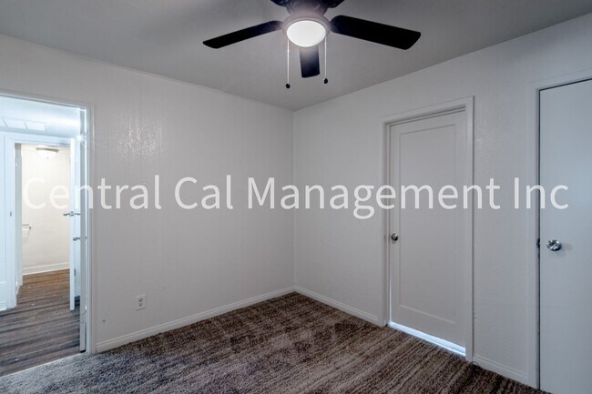 Building Photo - 4 Bedroom/2 Bath Home in Central Bakersfield - $1995 Per Month!