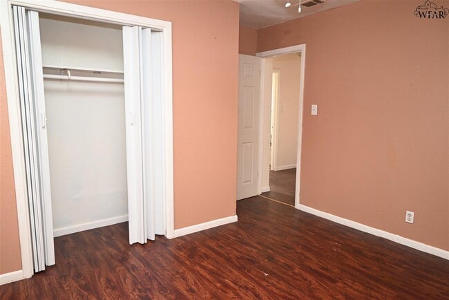 Building Photo - 1421 Harris Ln