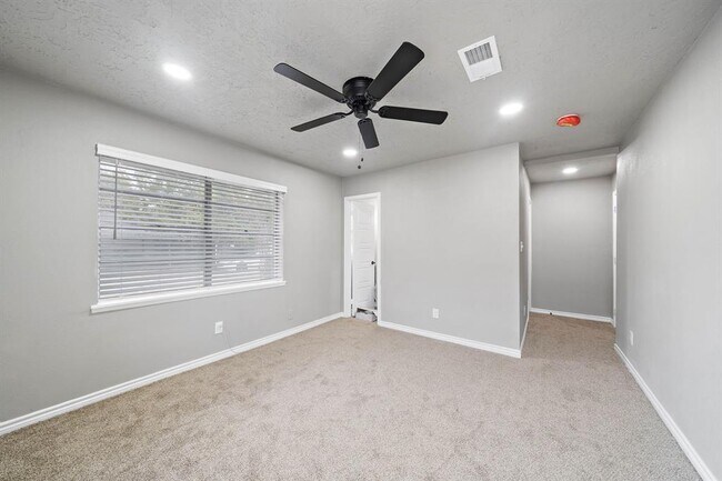 Primary Bedroom - 154 W Whitney St