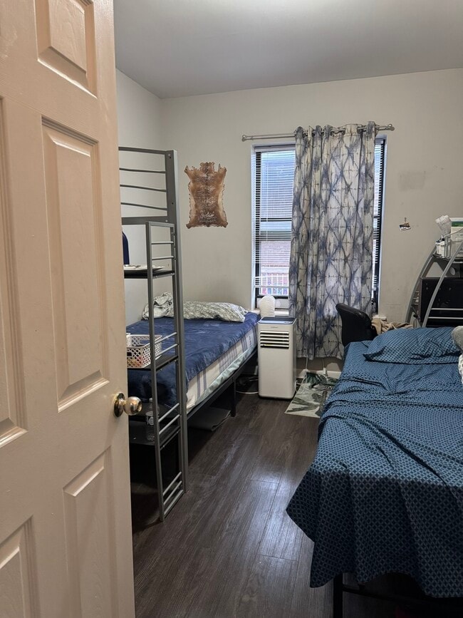 Building Photo - 7013 N Paulina St