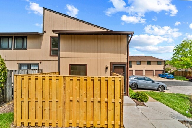 Building Photo - Condo in Woodside Square. 3Br / 1Ba Renovated. Garage.