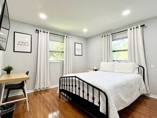 Building Photo - Beautiful 4/2 in Lakewood Estates