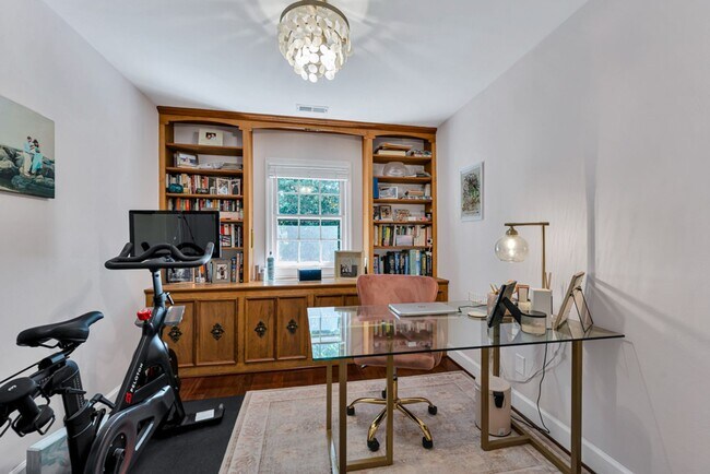 Building Photo - A rare estate-style rental in Thoroughgood