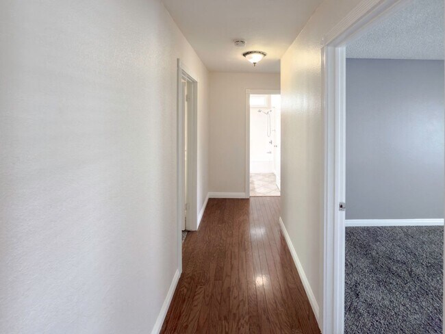 Building Photo - 3 Bedroom/2 Bathroom Private Home with Lar...