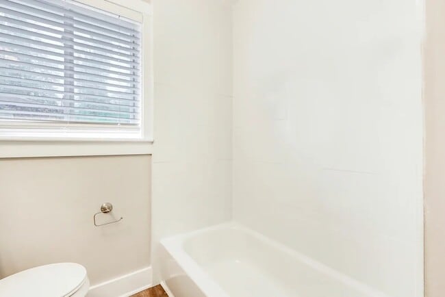 Building Photo - 2122 Nichols Ln