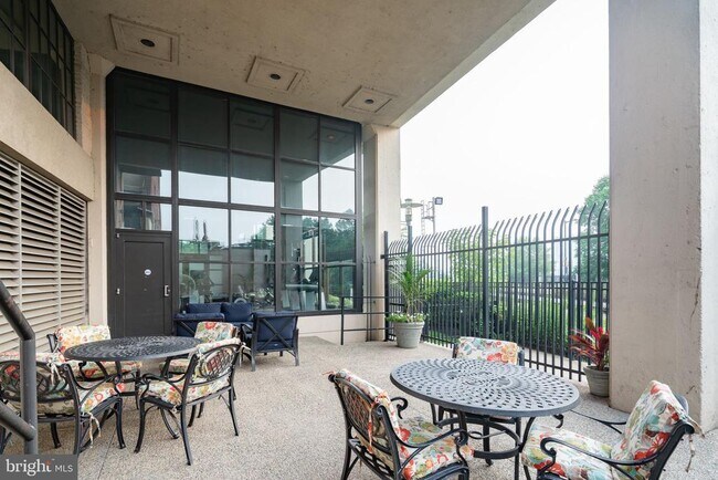 Building Photo - 2429 Locust St