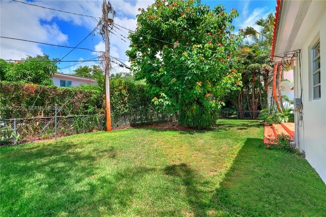 Building Photo - 5610 San Vicente St