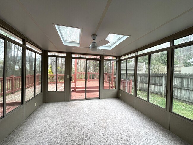 Building Photo - 3 Bedroom, 2 Bathroom Home in Kings Charter