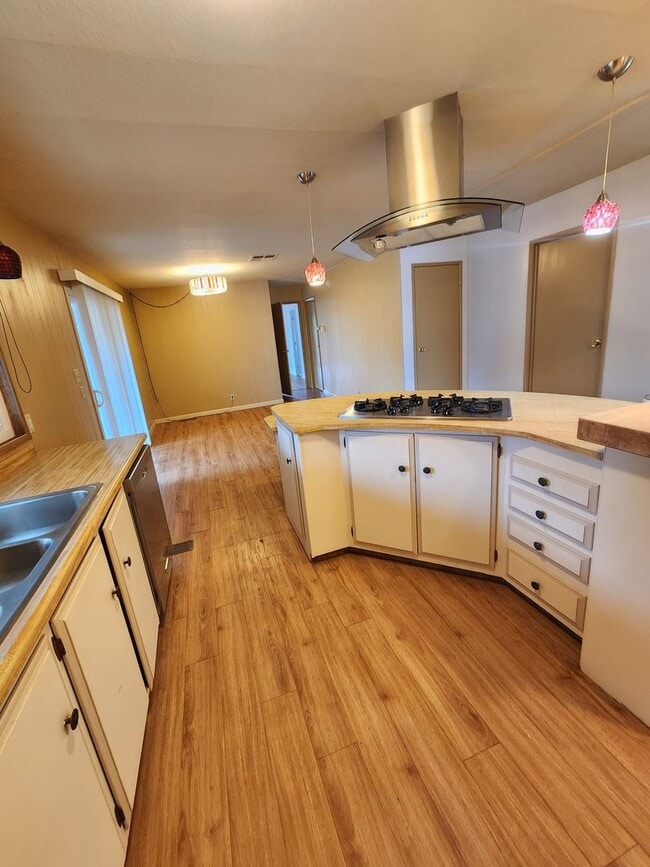 Building Photo - Adorable Retro Chic Home