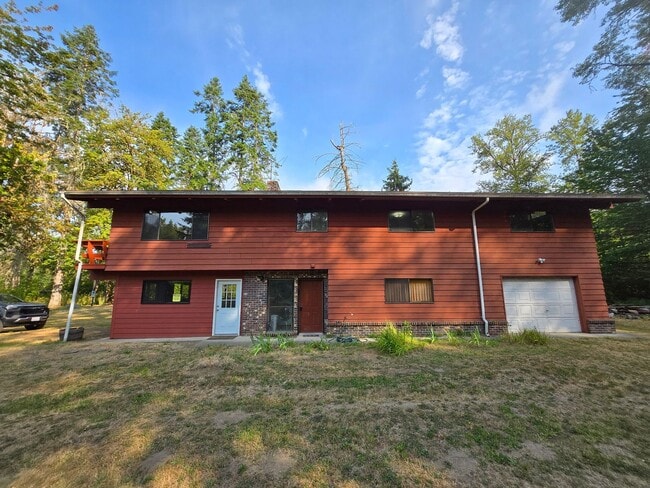 Building Photo - Riverfront Property 3 Bedroom 2 Bath in To...