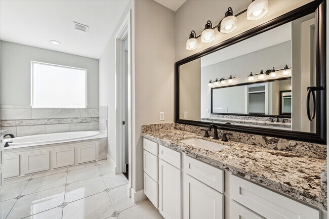 Building Photo - 912 Yale St